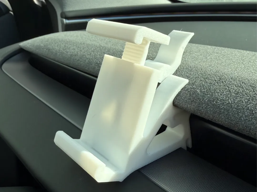 Tesla Model 3 Highland(24) Dashboard Phone Holder