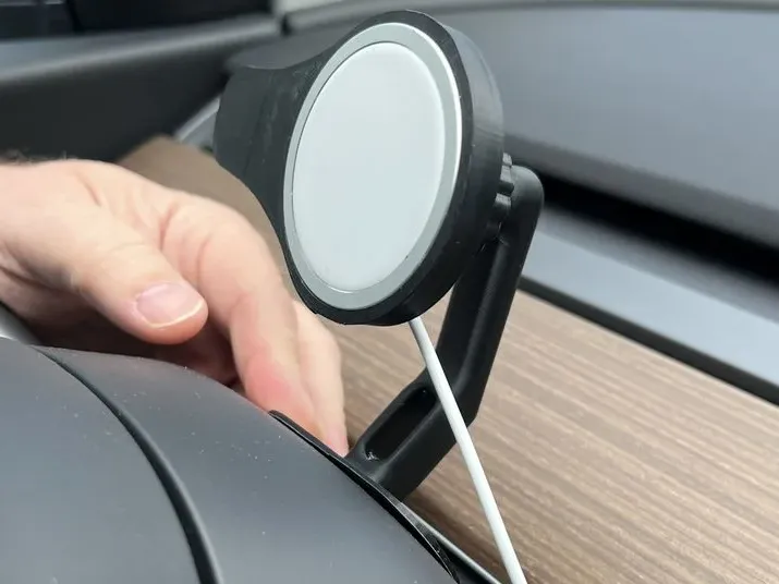 Tesla Model 3Y MagSafe Mount Behind Steering Wheel