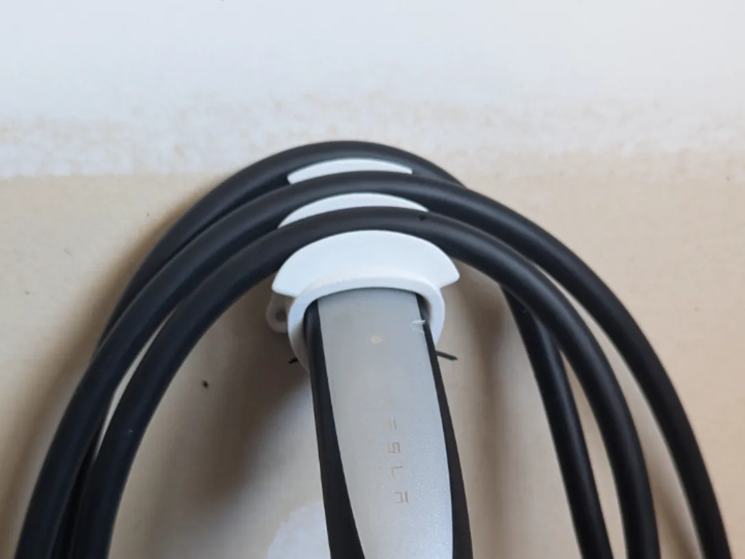 "DragonScale" NACS Plug&Cable Wall Mount + Lock